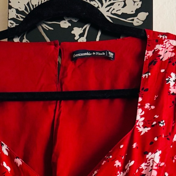 Abercrombie & Fitch Red Floral Tie Back Romper Size XSP - Picture 4 of 6